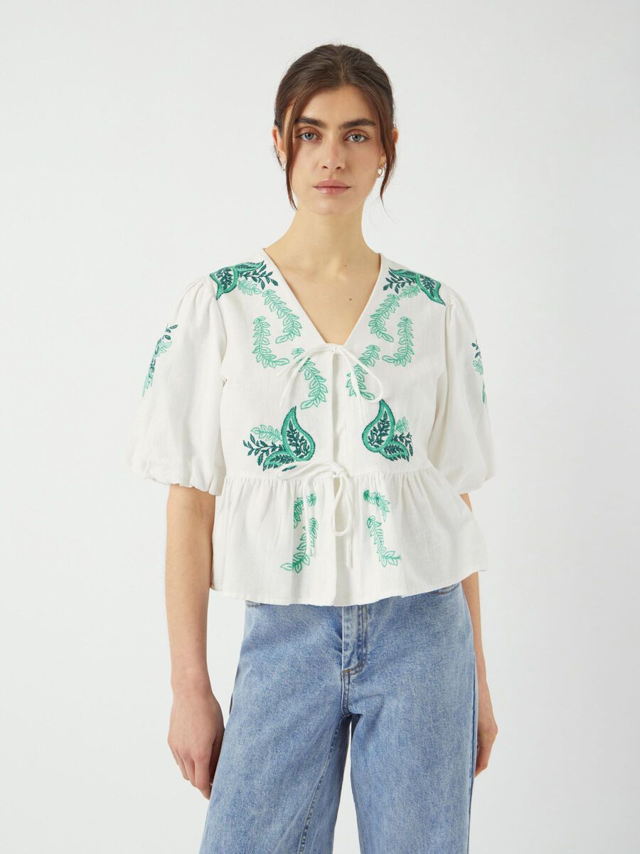 YasPine Tie Top White/Pine Embroidery