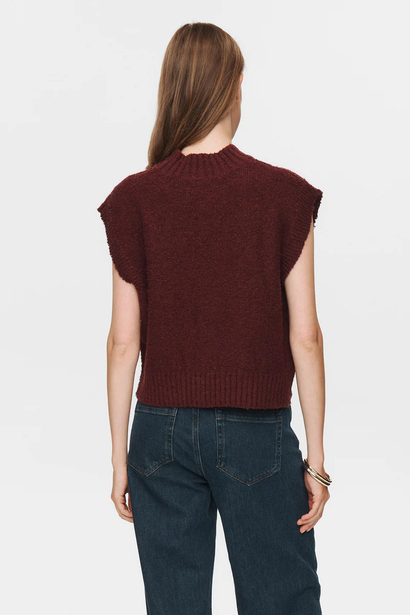 NuCaly Vest Wine